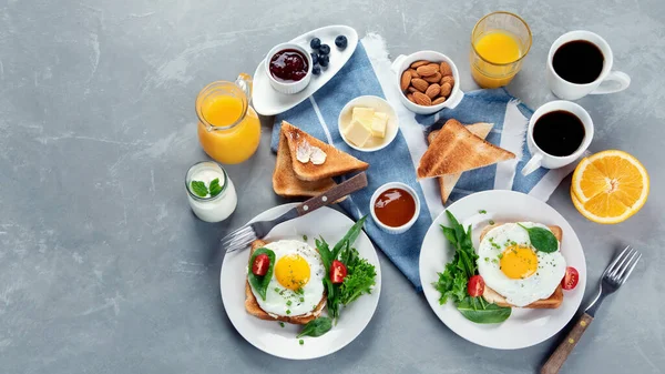 灰色の背景に伝統的な朝食 トップビュー フラットレイアウト コピースペース — ストック写真