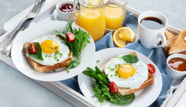 灰色の背景に白い木製のトレイで提供される伝統的な朝食 — ストック写真