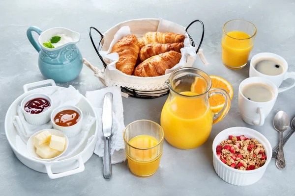 Gri arka planda yeni pişmiş kruvasanlarla sağlıklı bir kahvaltı..  