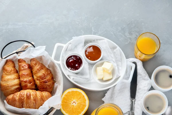 Desayuno Saludable Con Croissants Recién Horneados Sobre Fondo Gris Vista —  Fotos de Stock