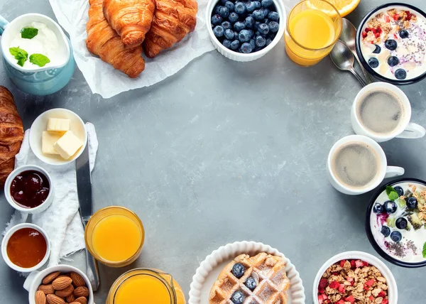 Gri arka planda yeni pişmiş kruvasanlarla sağlıklı bir kahvaltı. Üst görünüm, düz görünüm, kopyalama alanı.