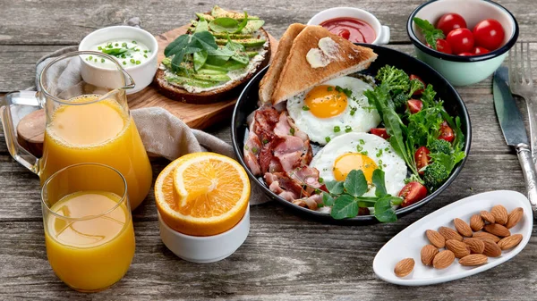 Traditional Breakfast Fried Eggs Pan Vegan Avocado Sandwich Wooden Background — Stock Photo, Image