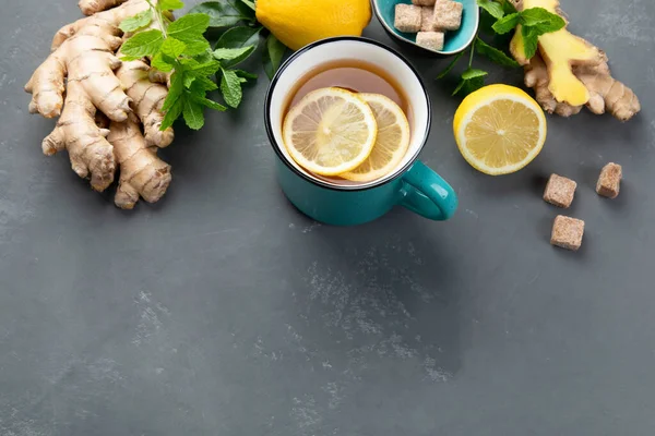 Sağlıklı çay ve limonlu zencefil kökü. Üst görünüm, alanı kopyala