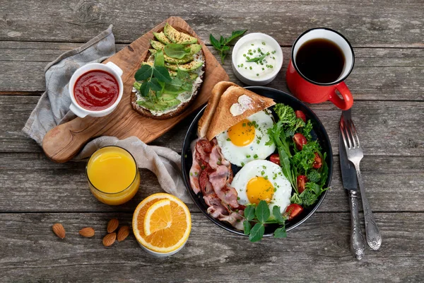 Traditioneel Ontbijt Met Gebakken Eieren Pan Veganistische Avocado Sandwich Een — Stockfoto