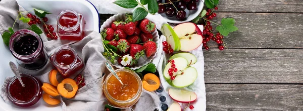 Surtido Mermeladas Caseras Frascos Vidrio Bayas Temporada Frutas Sobre Fondo — Foto de Stock