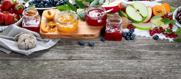 Auswahl Hausgemachten Marmeladen Glasgläsern Und Saisonalen Beeren Früchte Auf Rustikalem — Stockfoto