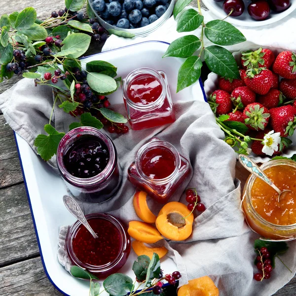 Sortiment Hemmagjorda Sylt Glasburkar Och Säsongens Bär Frukt Rustik Trä — Stockfoto