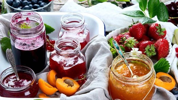 Sortiment Hemmagjord Sylt Glasburkar Och Säsongsbär Frukter — Stockfoto