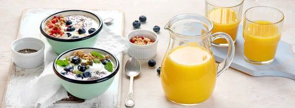 Joghurt Reggelizőtálak Müzlivel Gyümölcsökkel Egészséges Reggeli Koncepciója Panoráma Zászló — Stock Fotó