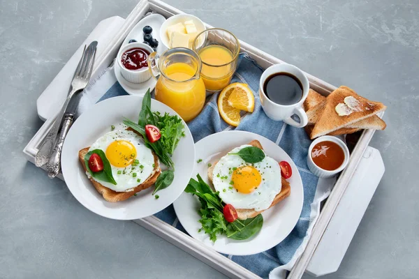 Geleneksel Amerikan Kahvaltısı Gri Arka Planda Beyaz Ahşap Tepside Servis — Stok fotoğraf