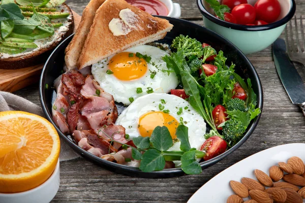 Petit Déjeuner Traditionnel Avec Oeufs Frits Dans Une Casserole Sandwich — Photo