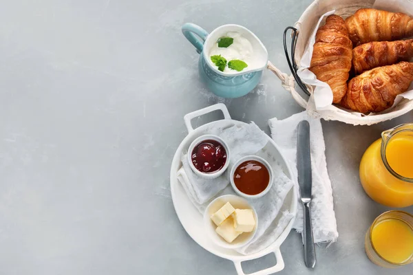 Desayuno Saludable Con Croissants Recién Horneados Sobre Fondo Gris Vista —  Fotos de Stock