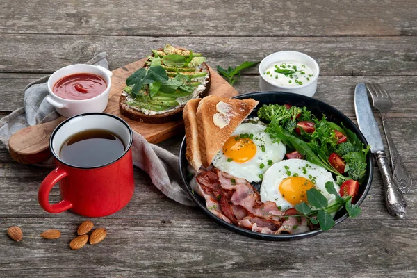 Desayuno Tradicional Con Huevos Fritos Sartén Sándwich Aguacate Vegano Sobre —  Fotos de Stock