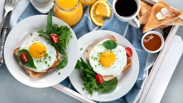灰色の背景に白い木製のトレイで提供される伝統的な朝食 トップビュー フラットレイアウト — ストック写真