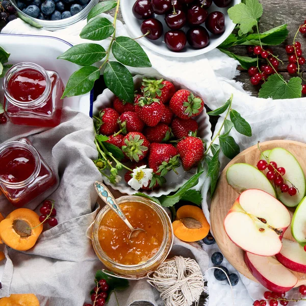 Sortiment Hemmagjorda Sylt Glasburkar Och Säsongens Bär Frukt Rustik Trä — Stockfoto