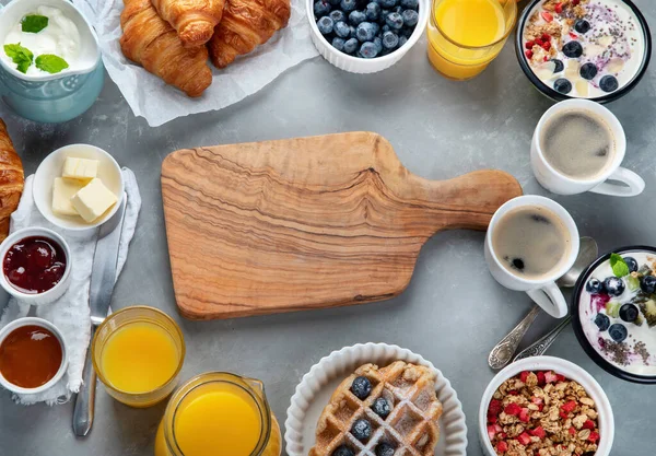 Micul Dejun Sănătos Croissante Proaspăt Coapte Fundal Gri Vedere Sus — Fotografie, imagine de stoc