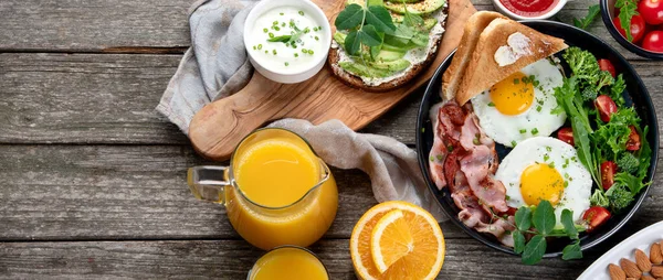 Традиционный Завтрак Жареными Яйцами Кастрюле Веганским Сэндвичем Авокадо Деревянном Фоне — стоковое фото