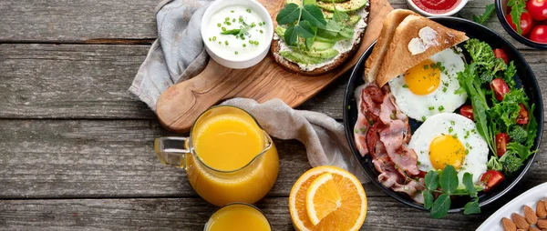 Petit Déjeuner Traditionnel Avec Oeufs Frits Dans Une Casserole Sandwich — Photo