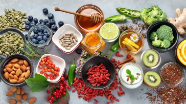 Bağışıklık uyarıcısı ve virüs koruması için sağlıklı ürünler. Soğuk algınlığı ve grip ilacı. Üst görünüm, alanı kopyala.