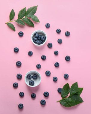 Pembe arka planda taze yaban mersini. Mevsimlik meyve. Üst Görünüm, Kopyalama