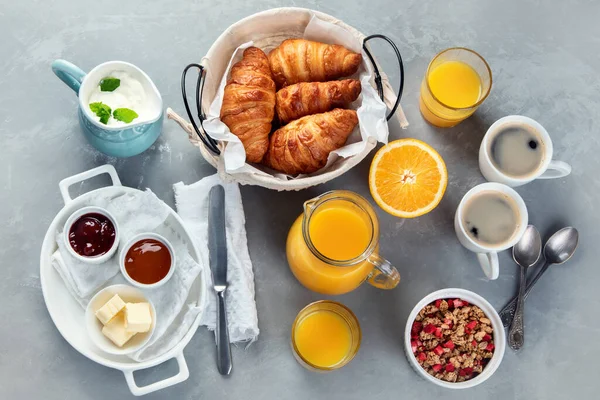 Gesundes Frühstück Mit Frisch Gebackenen Croissants Auf Grauem Hintergrund Draufsicht — Stockfoto