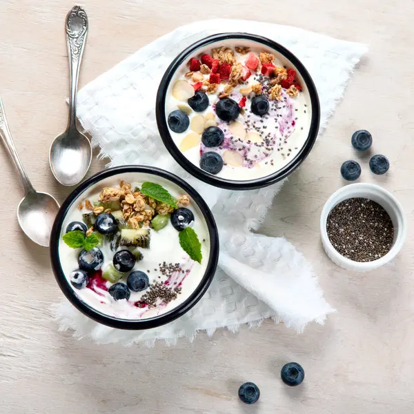 Tigelas Café Manhã Iogurte Com Granola Frutas Conceito Pequeno Almoço — Fotografia de Stock