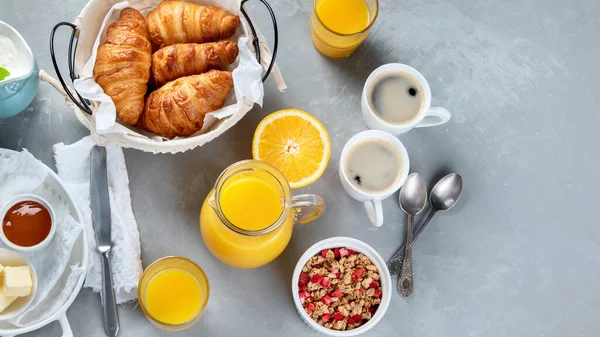 Egészséges Reggeli Frissen Sült Croissant Nal Szürke Háttérrel Felülnézet Lapos — Stock Fotó