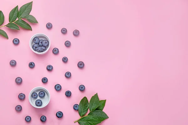 Frische Blaubeeren Auf Rosa Hintergrund Saisonale Beeren Ansicht Von Oben — Stockfoto