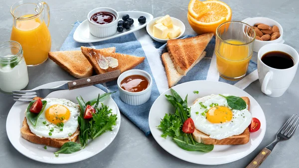 Desayuno Tradicional Sobre Fondo Gris — Foto de Stock