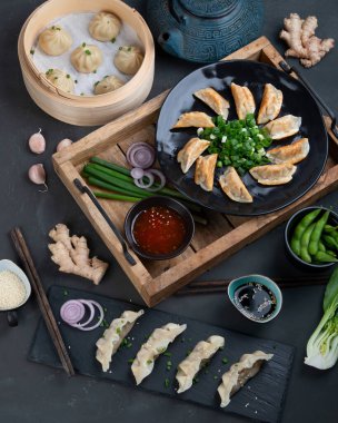 Soslu ve sebzeli Asya hamur tatlısı. Üst Görünüm, Boşluğu Kopyala