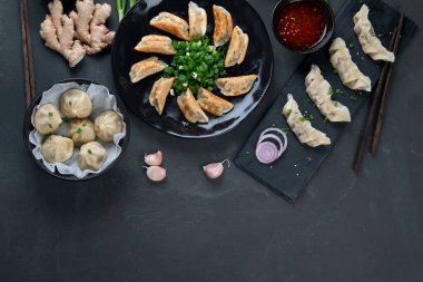 Soslu ve sebzeli Asya hamur tatlısı. Üst Görünüm, Boşluğu Kopyala