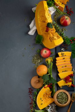 Çiğ balkabağı, böğürtlen ve yapraklardan yapılan şenlikli sonbahar dekoru. Üst Görünüm, Boşluğu Kopyala.