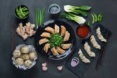 Soslu ve sebzeli Asya hamur tatlısı. Üst görünüm