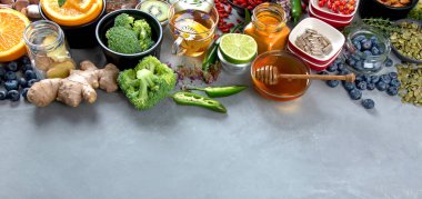 Bağışıklık uyarıcısı ve virüs koruması için sağlıklı ürünler. Soğuk algınlığı ve grip ilacı. Panorama, kopyalama alanı