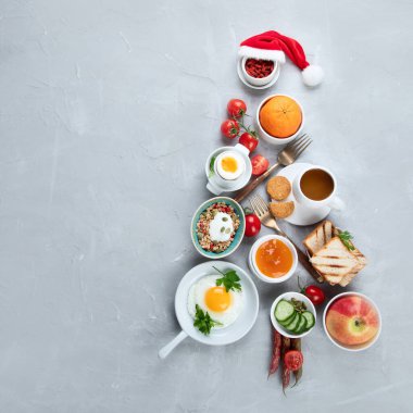 Açık gri arka planda kahvaltı menüsünden yapılmış Noel ağacı. Üst Görünüm, Boşluğu Kopyala