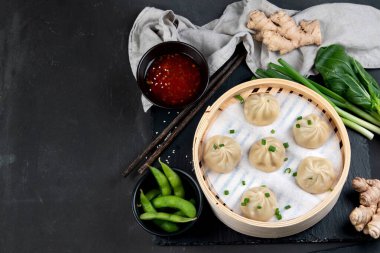 Çin buğulama çörekleri soslu ve taze sebzeli. Üst Görünüm, Boşluğu Kopyala