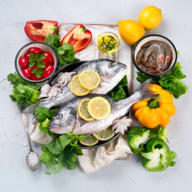 Çiğ dorado balığı ve sebze. Üst görünüm