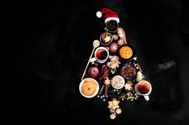 Noel Ağacı, siyah arka planda bayram yemeğinden yapılmıştır. Üst manzara, fotokopi alanı olan düz bir yer. Noel konsepti. Yeni yıl tatili arkaplanı.