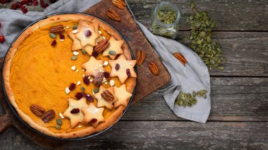 Geleneksel ev yapımı kremalı balkabağı turtası. Şükran Günü ve Cadılar Bayramı. Sonbahar kompozisyonu. Üst görünüm, alanı kopyala