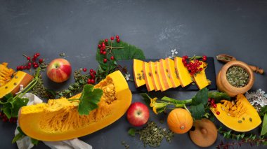 Çiğ balkabağı, böğürtlen ve yapraklardan yapılan şenlikli sonbahar dekoru. Üst Görünüm, Boşluğu Kopyala.