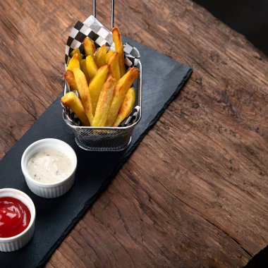 Ev yapımı fırında patates kızartması. Üst görünüm, alanı kopyala