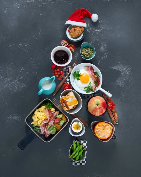 Árbol Navidad Hecho Menú Desayuno Sobre Fondo Gris Vista Superior — Foto de Stock