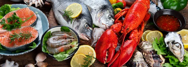 Pescado Fresco Mariscos Con Hierbas Especias Verduras Sobre Fondo Rústico —  Fotos de Stock