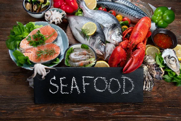 Frischer Fisch Und Meeresfrüchte Mit Kräutern Gewürzen Und Gemüse Auf — Stockfoto