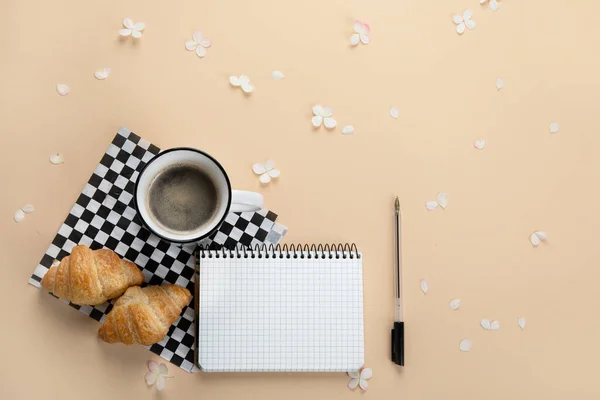早上的咖啡 空笔记本 零食和绣花 — 图库照片