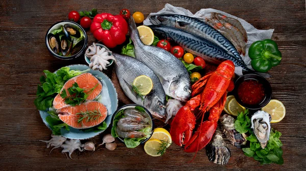 Peixe Fresco Frutos Mar Com Ervas Especiarias Legumes Fundo Madeira — Fotografia de Stock