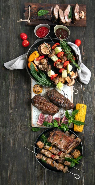 木製の背景に野菜と肉を盛り合わせ バーベキューメニュー トップ表示 — ストック写真