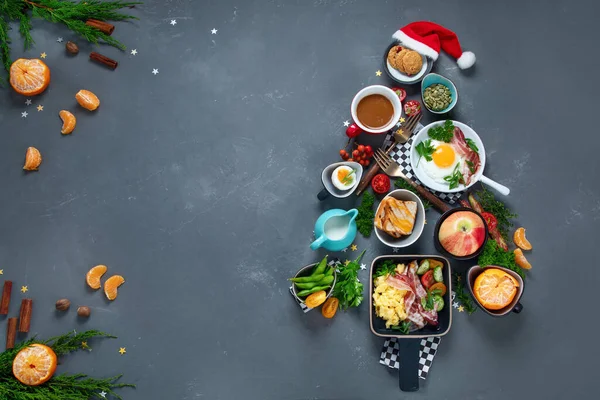Árbol Navidad Hecho Menú Desayuno Sobre Fondo Gris Vista Superior — Foto de Stock