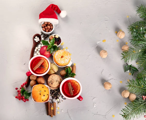 Χριστουγεννιάτικο Δέντρο Φτιαγμένο Από Εορταστικό Φαγητό Τσιμεντένιο Φόντο Πάνω Άποψη — Φωτογραφία Αρχείου
