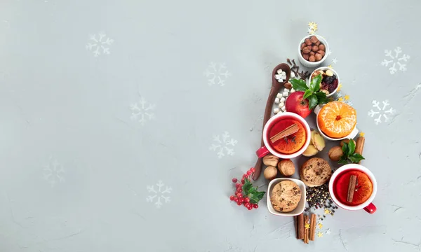 クリスマスツリーは 具体的な背景に休日の食べ物で作られた トップビュー コピースペース付きのフラットレイアウト クリスマスのコンセプト 新年の休日の背景 — ストック写真
